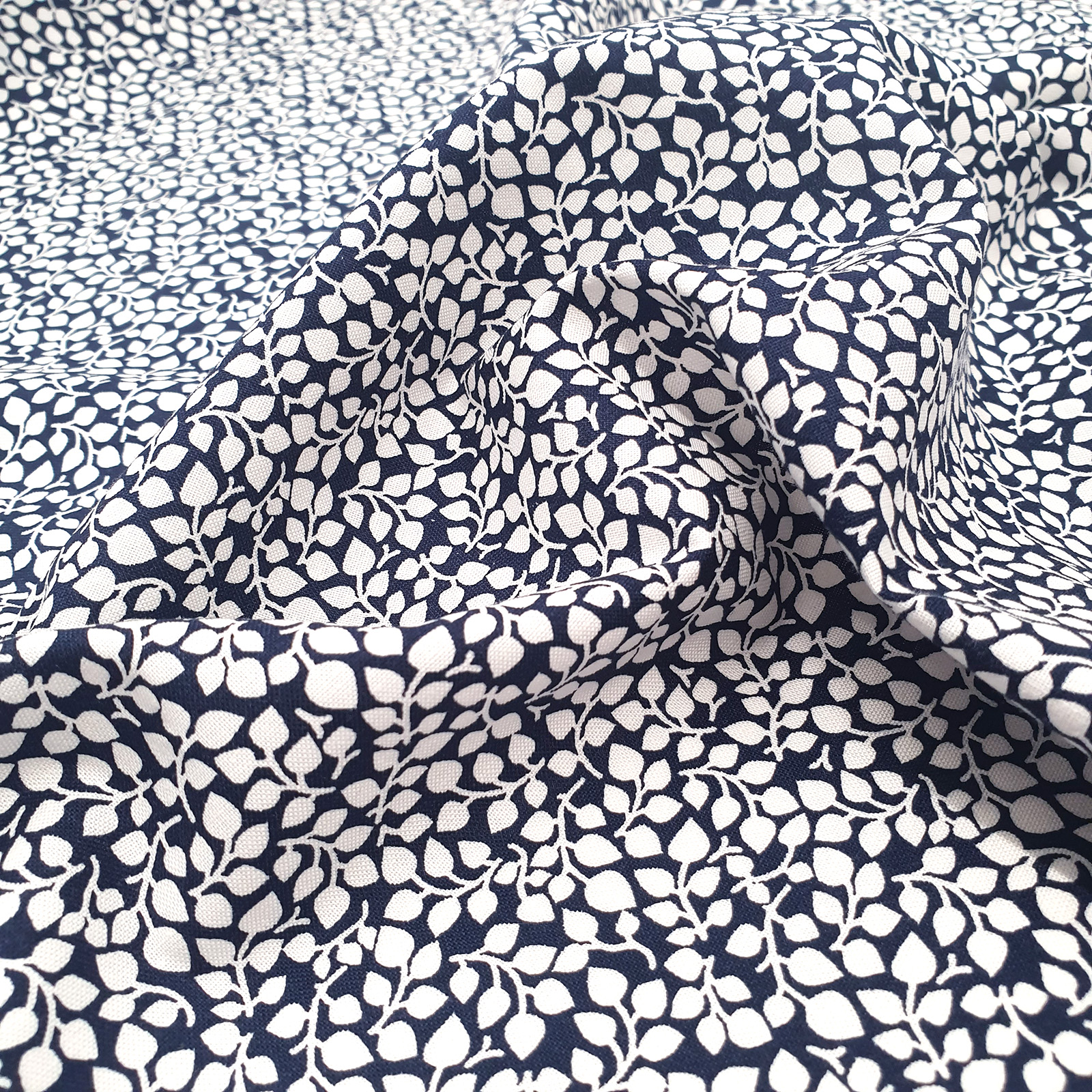 Tessuto di cotone Ramo di foglie – Marina-Bianco